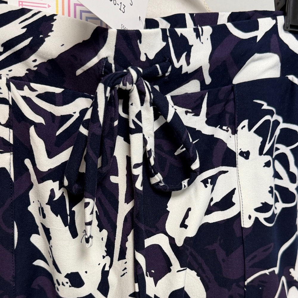 LuLaRoe Black and White Abstract Floral Jessica Shorts - Picture 4 of 4